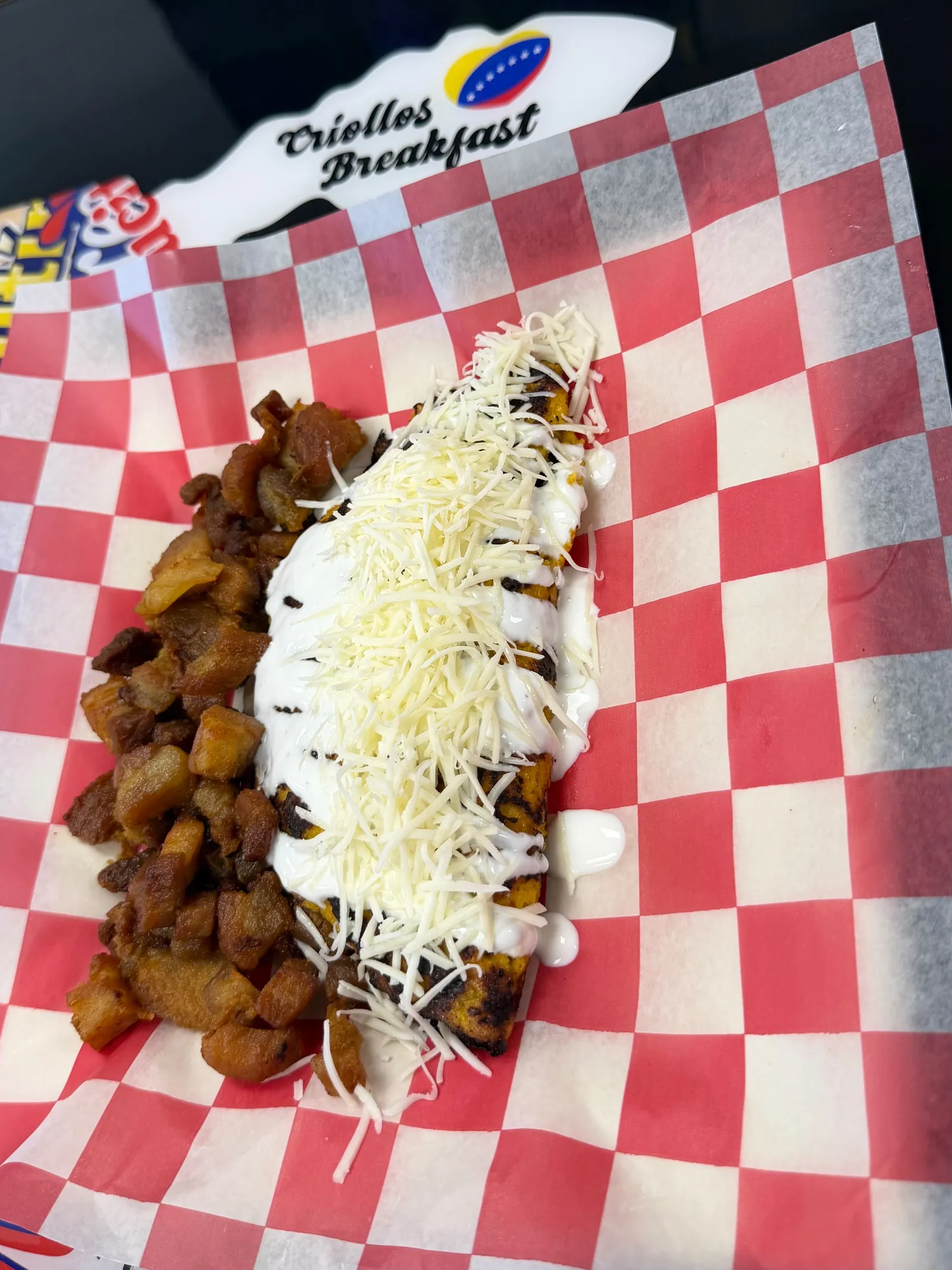 Cachapa con queso y cerdo